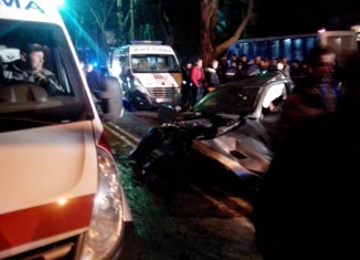 В Симферополе водитель BMW на скорости протаранил дерево - погибла девушка (фото)