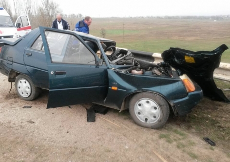 На крымской трассе разбились две машины – один погиб, четверо ранены (фото)